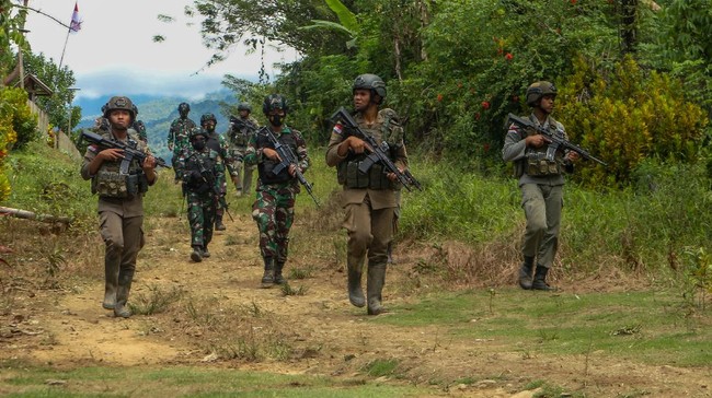 Seorang prajurit TNI Kodim 1715/ Yahukimo dirawat di rumah sakit usai kena tembak anggota Satgas Brimob Damai Cartenz Polri di Papua.