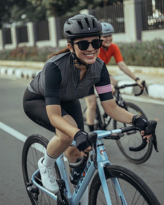 Perempuan berusia 31 tahun tersebut menjadi salah satu selebritas yang rajin bersepeda. Melalui Instagram pribadinya, Tyna sering kali membagikan berbagai potretnya yang tengah menggowes sepeda. (Foto: Instagram.com/tynakannamirdad)