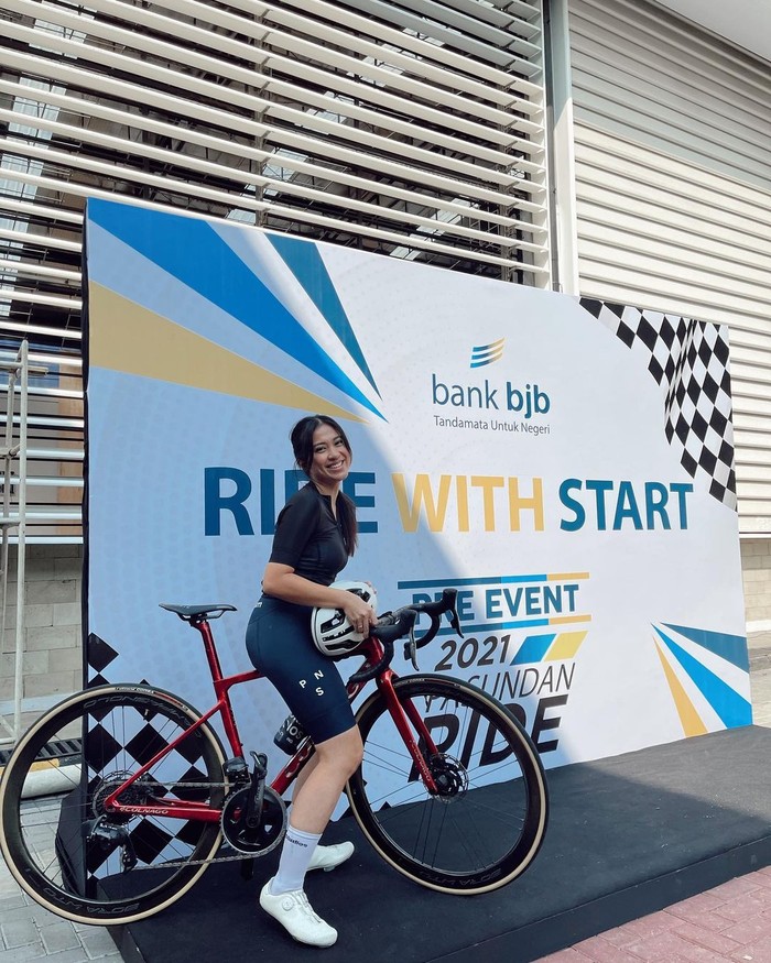 Tidak hanya sekedar olahraga atau mengisi waktu luang saja, istri dari Kening Mirdad pun aktif mengikuti berbagai event gowes. Seperti foto unggahannya yang satu ini, dimana ia ikut terlibat mengikuti acara tersebut. (Foto: Instagram.com/tynakannamirdad)