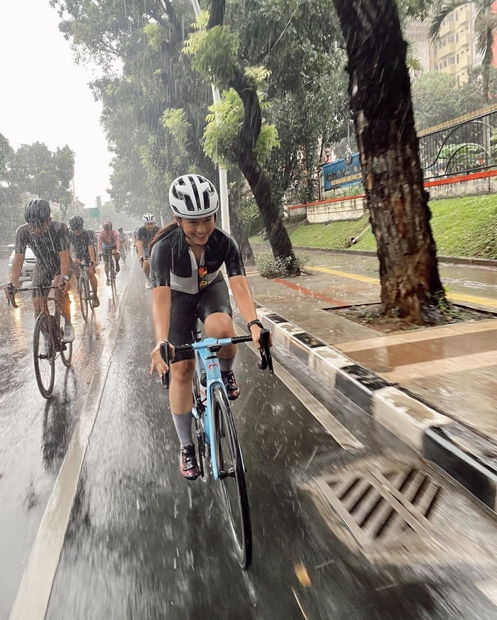 Keseriusannya dalam olahraga sepeda ini pun nampaknya tidak main-main. Pasalnya, di tengah hujan lebat ia tak patah semangat dan tetap melanjutkan aktivitas gowesnya. (Foto: Instagram.com/tynakannamirdad)