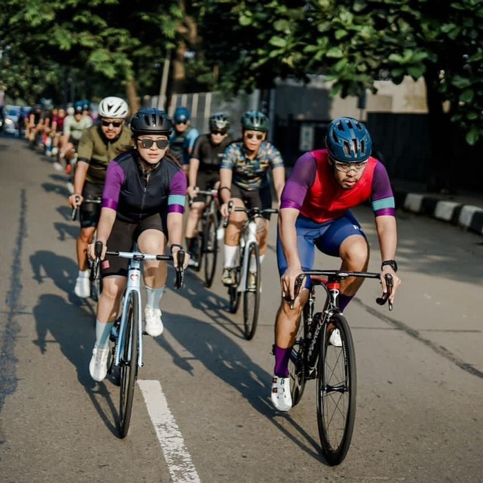 Sebagai seorang selebritas ia pun terlihat tak canggung untuk bergabung bersama pe-sepeda lainnya. Aktivitas gowes yang dilakukan oleh Tyna ini nampaknya sangat membuat ia enjoy. (Foto: Instagram.com/tynakannamirdad)