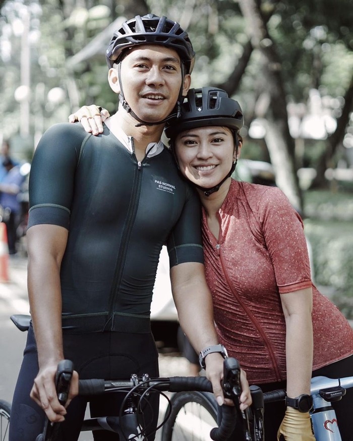 Ternyata di balik aktivitas gowes yang dilakukan oleh Tyna, ada sosok suami setia yaitu Kening Mirdad yang selalu menemaninya. Keduanya tampak serasi ya, Beauties saat tengah foto bersama disela-sela aktivitas gowesnya. Setuju nggak nih? (Foto: Instagram.com/tynakannamirdad)