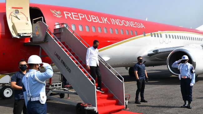 Presiden Jokowi baru mengunjungi Kabupaten Sintang, Kalbar, setelah banjir surut. Kedatangannya pun tak mendapat sambutan positif dari warga Sintang.