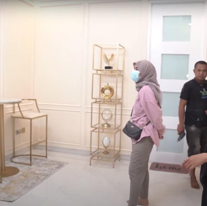 <p>Katanya beberapa barang yang dibeli dan dipajang di rumahnya selama ini tak sesuai dengan tema, Bunda. "Ini salah beli, itu salah beli. Bukan salah beli sih. Beli, tapi ya sudah saja seperti itu," tuturnya, dikutip dari channel YouTube Ricis Official pada Jumat  (20/8/2021). (Foto: YouTube: Ria Official)</p>