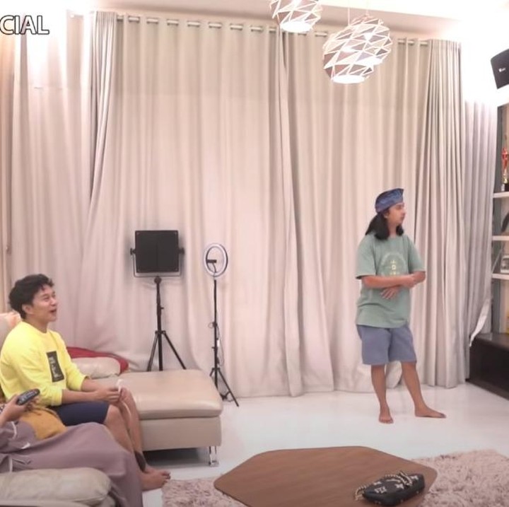 <p>Dalam dekorasi tersebut, Ria Ricis terlihat membuat hiasan dinding dengan ornamen emas agar terlihat estetik. Selain itu, ia juga menambahkan beberapa pajangan dan hal lain di beberapa ruangan dalam rumahnya. (Foto: YouTube: Ria Official)</p>