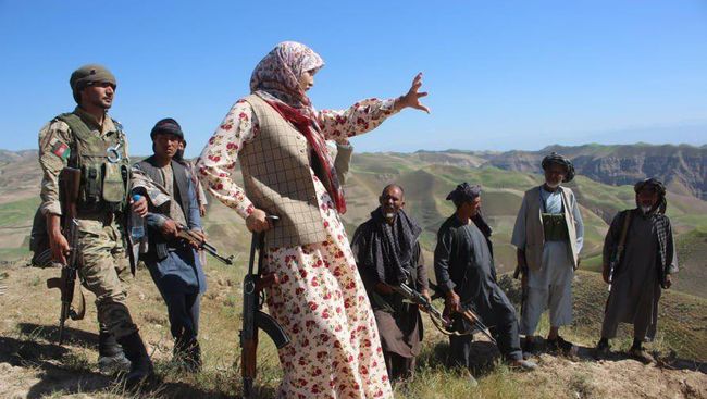 The figure of Salima Mazari, the female governor of Afghanistan arrested by the Taliban