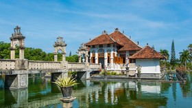 Taman Sukasada, Istana Indah Perpaduan Bali-China-Belanda