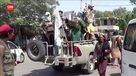 VIDEO: Kibarkan Bendera Afganistan, Taliban Tembaki Warga