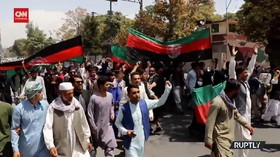 VIDEO: Hari Kemerdekaan, Warga Bentangkan Bendera Afganistan