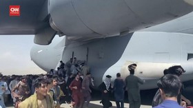 VIDEO: Warga Afghanistan Nekat Panjat Pesawat AS
