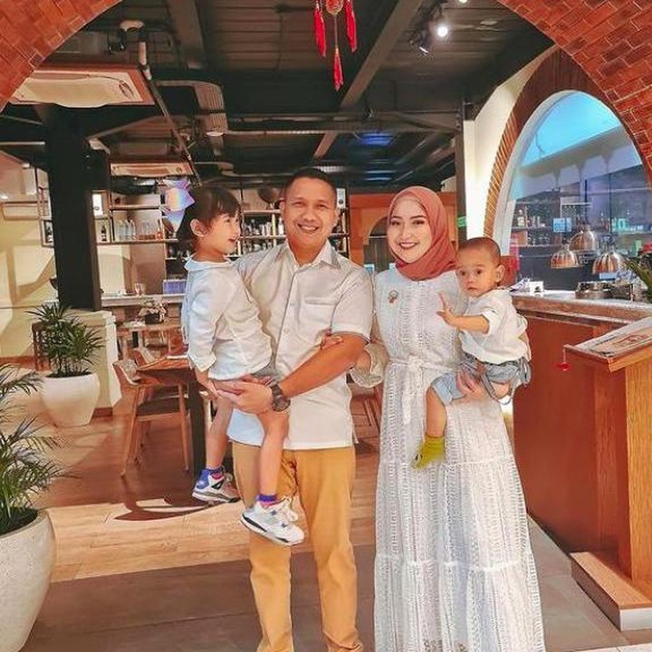 <p>Selain menjadi ibu persit (istri perwira TNI), diketahui sekarang Winda Khair juga fokus menjadi ibu rumah tangga. (Foto: Instagram @windakhair)</p>