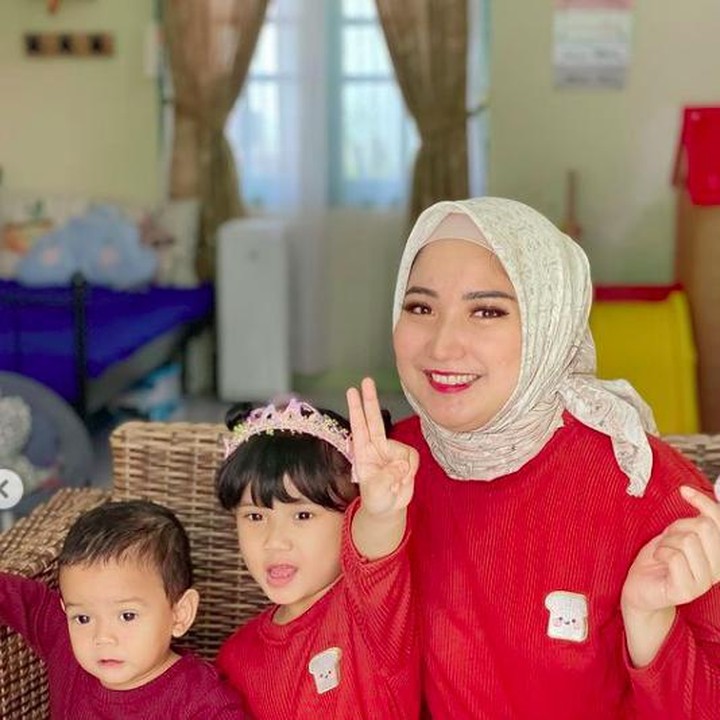 <p>Terlihat happy dengan kondisinya sekarang, Winda Khair kerap mengunggah foto bersama keluarga. Qiara dan Arqi menggemaskan ya, Bunda? (Foto: Instagram @windakhair)</p>