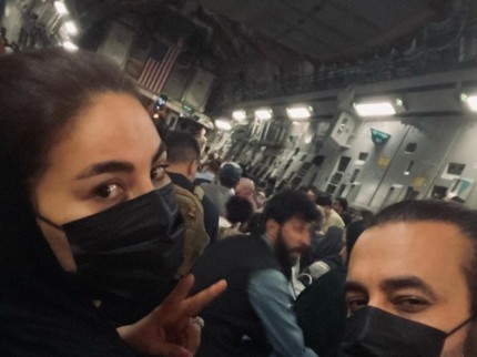 Penyanyi Top Afghanistan Naik Pesawat Kargo demi Melarikan Diri dari Taliban