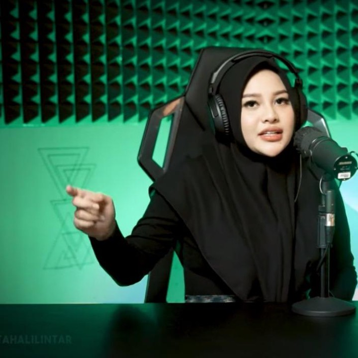<p>Kehamilan keduan Aurel ini membuat dirinya mengalami beberapa perubahan, lho. Tak hanya pada tubuh, ini juga terlihat dari wajahnya. (Foto: YouTube Atta Halilintar)</p>