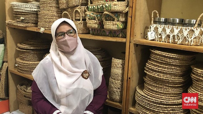 Pandemi telah menyapu bisnis eceng gondok Wiwit Manfaati yang sempat mencapai omzet hingga Rp1,5 miliar hingga kini hanya Rp20 juta setahun.