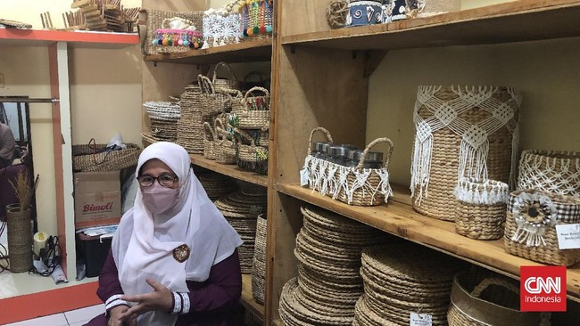 Pandemi telah menyapu bisnis eceng gondok Wiwit Manfaati yang sempat mencapai omzet hingga Rp1,5 miliar hingga kini hanya Rp20 juta setahun.