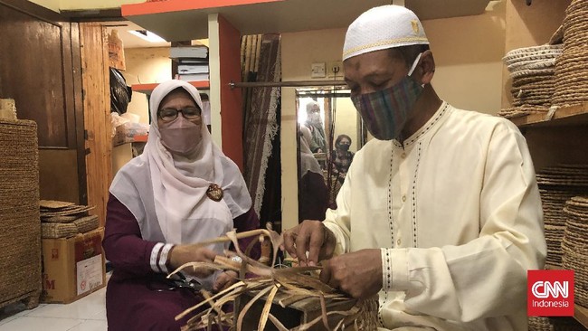 Pandemi telah menyapu bisnis eceng gondok Wiwit Manfaati yang sempat mencapai omzet hingga Rp1,5 miliar hingga kini hanya Rp20 juta setahun.