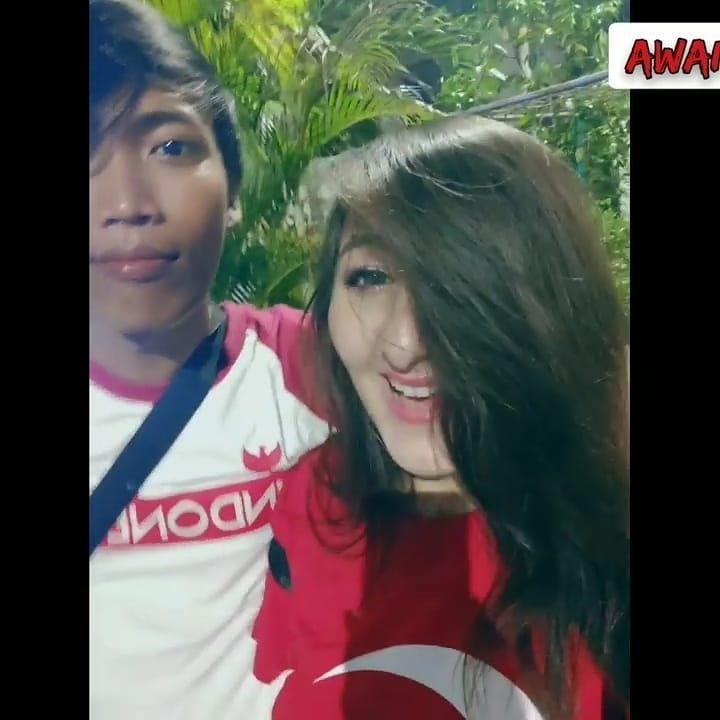 <p>Pertemuan mereka bermula melalui aplikasi karaoke Smule. Arzum Balli telah mengenal pria yang bekerja sebagai petugas Penanganan Prasarana dan Sarana Umum (PPSU) itu sejak 2016. (Foto: Instagram @awanzha_arzum)</p>