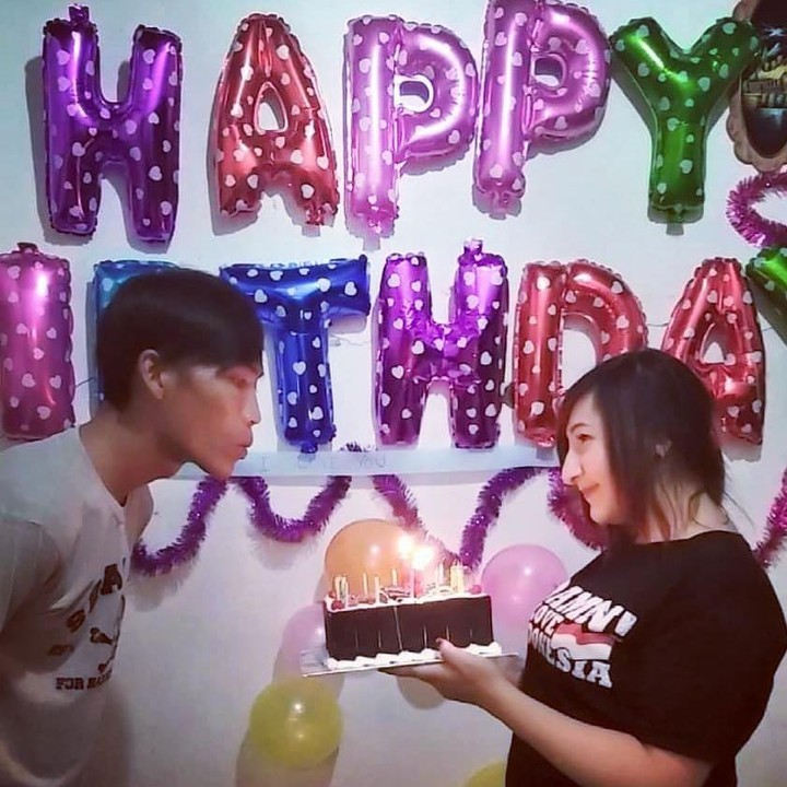 <p>Arzum sendiri sering membagikan berbagai momen melalui akun Instagram pribadinya, Bunda. Meski saat ini mereka sedang LDR beda negara, Arzum membuktikan bahwa semua berjalan baik, bahkan tak jarang ia memamerkan kemesraannya bersama sang suami melalui chat. (Foto: Instagram @awanzha_arzum)</p>