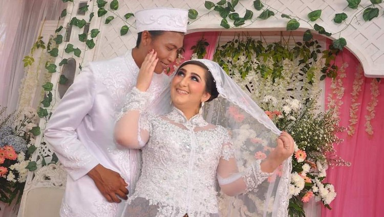 Foto pernikahan Arzum dan Awan saat menikah.