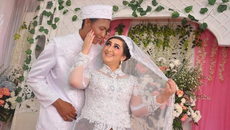 Foto pernikahan Arzum dan Awan saat menikah. Foto pernikahan Arzum dan Awan saat menikah.