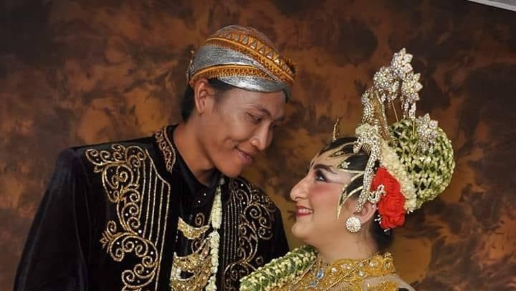 Foto pernikahan Arzum dan Awan saat menikah. Foto pernikahan Arzum dan Awan saat menikah.