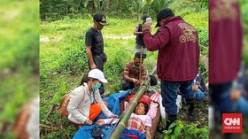 Viral Bersalin Ditandu 37 Km di Seram, Nihil Akses Ambulans