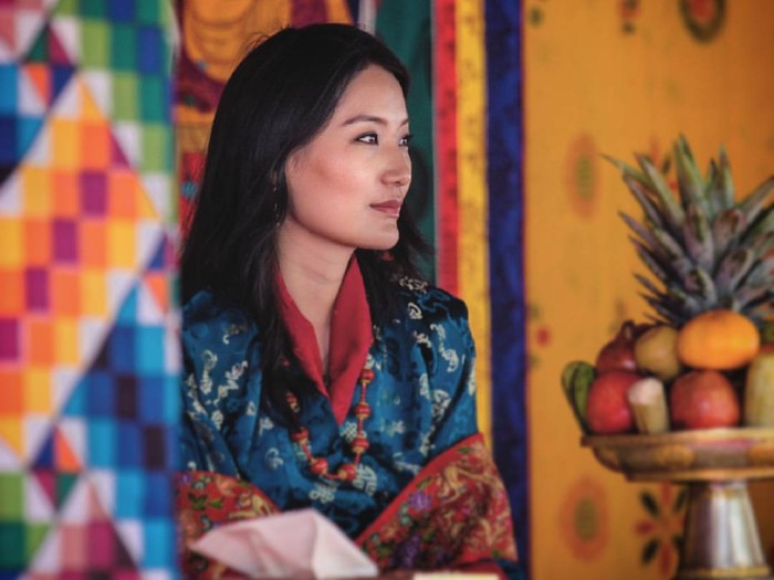 Jetsun Pema dikenal cerdas dan memiliki kecantikan yang natural. Ia juga menguasai tiga bahasa, termasuk India dan Inggris. Pesonanya ini, memikat hati Pangeran Bhutan, Jigme Khesar Namgyel Wanchuk. /Foto: Instagram/queenjetsunpema.