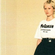 Alexander McQueen Rilis Koleksi Khusus Bertemakan Grafiti yang Edgy