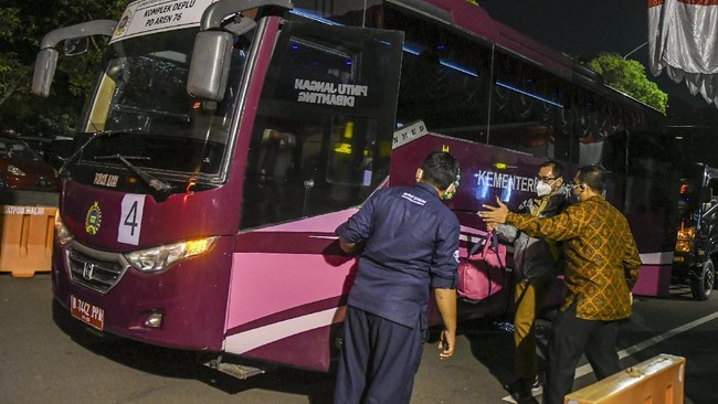 FOTO: Momen WNI dari Afghanistan Tiba di Jakarta