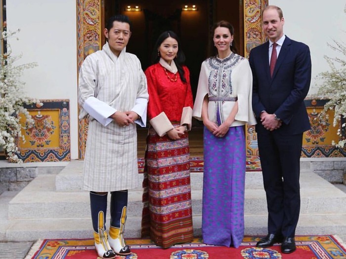 Sebagai Ratu Bhutan, Jetsun Pema juga melakukan segudang aktivitas kerajaan. Pada April 2016, ia bertemu dengan Pangeram William dan Kate Middleton di Bhutan. /Foto: Instagram/queenjetsunpema.