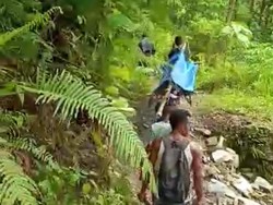 Tak Ada Puskesmas-Nakes, Ibu di Maluku Ditandu 37 Km untuk Lahiran