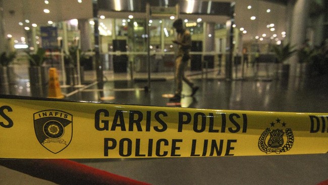 Kafe Shamrock Kitchen & Bar, Tebet, Jaksel, dipasangi garis polisi usai melanggar batas jam operasional di masa PPKM.