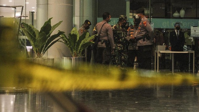 Plafon RS Kartika Pulomas ambruk, diduga karena tak kuat menampung luapan air hujan. Atap plafon ambruk di ruang lobi rumah sakit.
