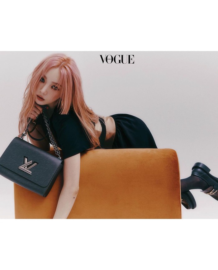 Tampilan Taeyeon makin terlihat bold dengan mengenakan all-black outfit, mulai dari tas, baju, hingga oxford shoes yang ia kenakan. Pilihan ini membuat rambut pink-nya tampil stand out!/Foto: Instagram.com/taeyeon_ss