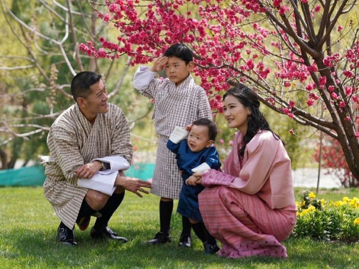 Telah 10 tahun menikah, kini Jetsun Pema dan Raja Bhutan sudah dikaruniai dua orang anak laki-laki. Anak pertamanya lahir pada 2016 dan anak keduanya lahir pada 2020. /Foto: Instagram/queenjetsunpema.