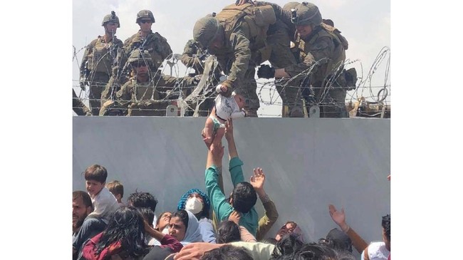 Drama bayi Afghanistan yang dititipkan secara terpaksa oleh sang ayah ke tentara AS saat rusuh evakuasi di bandara Kabul Agustus lalu berakhir bahagia.
