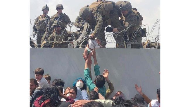 Bayi Afghanistan yang Dititipkan ke Tentara AS Ditemukan Keluarga Drama bayi Afghanistan yang dititipkan secara terpaksa oleh sang ayah ke tentara AS saat rusuh evakuasi di bandara Kabul Agustus lalu berakhir bahagia.