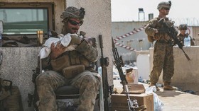 FOTO: Bayi Afghanistan dalam Dekapan Hangat Tentara Paman Sam