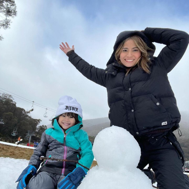 <p>Nah, kalau ini adalah foto Acha Septriasa ketika menikmati suasana musim dingin di New South Wales bersama sang putri. (Foto: Instagram @septriasaacha)</p>