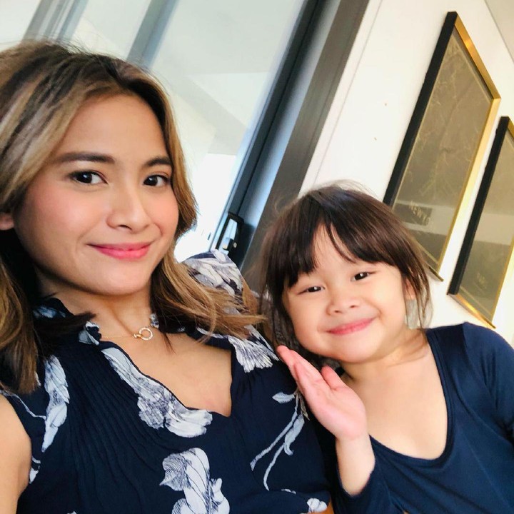 <p>Acha Septriasa telah dikaruniai seorang putri bernama Bridgia Kalina Kharisma. Sang putri kini sudah tumbuh besar dan pandai berpose di kamera nih. (Foto: Instagram @septriasaacha)</p>