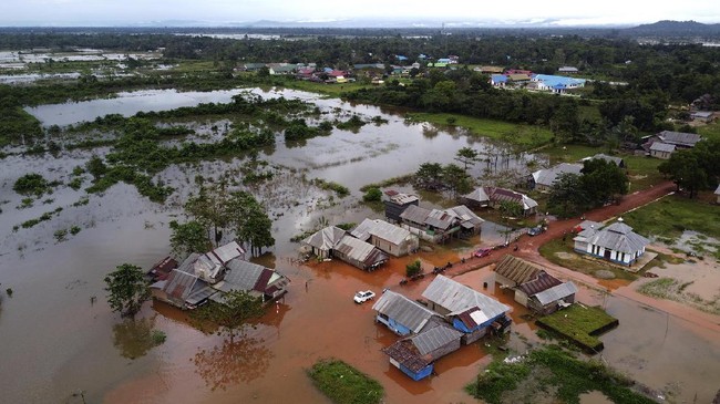 Hujan deras sejak Senin (30/8) memicu luapan sungai dan menyebabkan lima desa di Tenggamus, Lampung, terendam banjir.