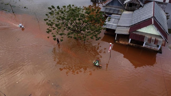 Banjir menghantui warga di sejumlah wilayah di Kabupaten Mamuju, Sulbar dalam tiga hari terakhir. Hujan deras terus mengguyur wilayah Mamuju sepekan terakhir.