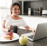 Nggak Banyak yang Sadar, 3 Kebiasaan Saat Jam Kerja Ini Bikin Berat Badan Naik Lho!