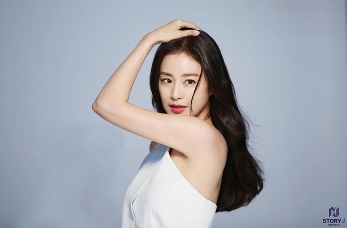 Istri dari Rain, Kim Tae Hee dianggap sebagai salah satu perempuan tercantik di Korea, Beauties. Kini, Kim Tae Hee sudah berusia 41 tahun, namun wajahnya tidak berubah dan terlihat awet muda, ya!/Foto: instagram.com/storyjcompany