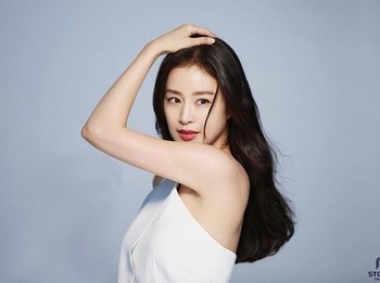 Lee Young Ae terkenal berkat drama saeguk, Jewel in The Palace sebagai Dae Jang Geum. Pesona Young Ae memang tidak pernah luntur, wajahnya masih terlihat awet muda bahkan di usianya yang kini menginjak 50 tahun./Foto: instagram.com/lynature_official