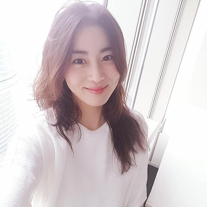 Kang Sora pun memiliki lesung pipi yang membuat senyumnya terlihat semakin menawan nih, Beauties. Oh ya, Kang Sora baru saja melahirkan anak pertamanya yang berjenis kelamin perempuan. Wah selamat, ya Kang Sora!/ Foto: Instagram.com/reveramess_