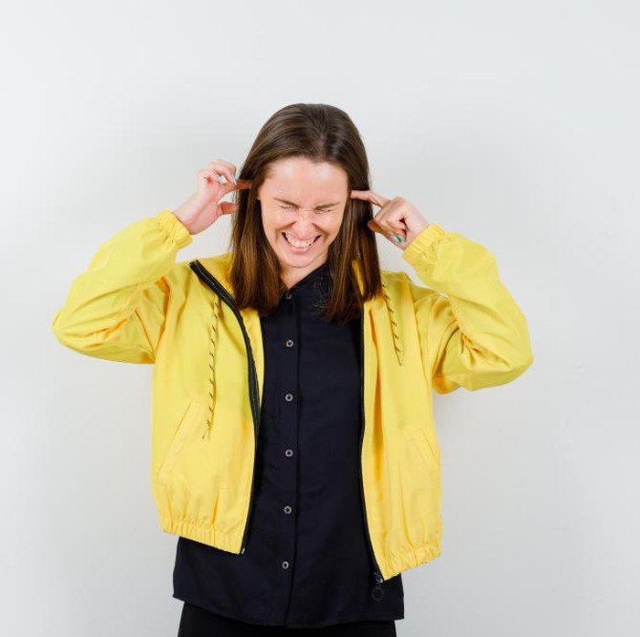 Psikologi menunjukkan bahwa melampiaskan emosi negatif secara berulang-ulang seringkali justru memperkuat kemarahan dan kepahitan, alih-alih menyembuhkannya.