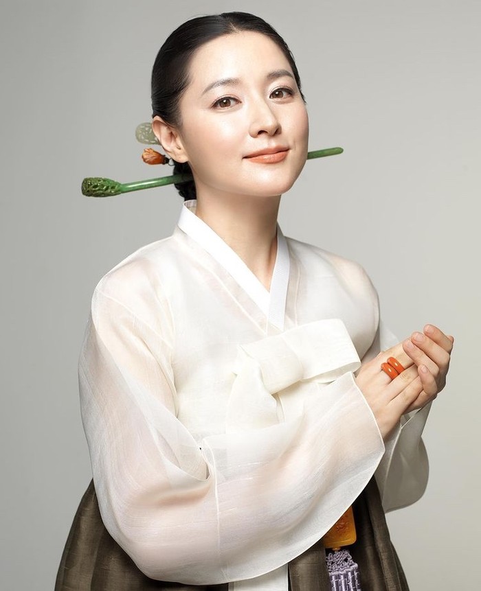 Lee Young Ae terkenal berkat drama saeguk, Jewel in The Palace sebagai Dae Jang Geum. Pesona Young Ae memang tidak pernah luntur, wajahnya masih terlihat awet muda bahkan di usianya yang kini menginjak 50 tahun./Foto: instagram.com/lynature_official