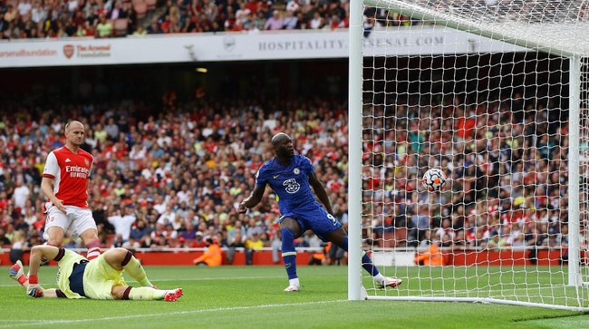 Chelsea unggul 2-0 atas Arsenal di babak pertama pekan kedua Liga Inggris di Stadion Emirates, Minggu (22/8).